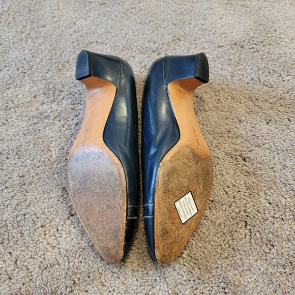 Salvatore Ferragamo navy low heels 8 B - Picture 4 of 4